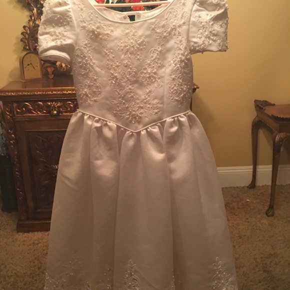 White Child’s Dress Size 6; First Communion, Flower Girl, Party Dress. - Picture 6 of 6